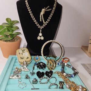 #2550, EXQUISITE, VICTORIAN  LOT  23 ITEMS, NECKLACE, BROOCHE, PENDANT, RING ETC